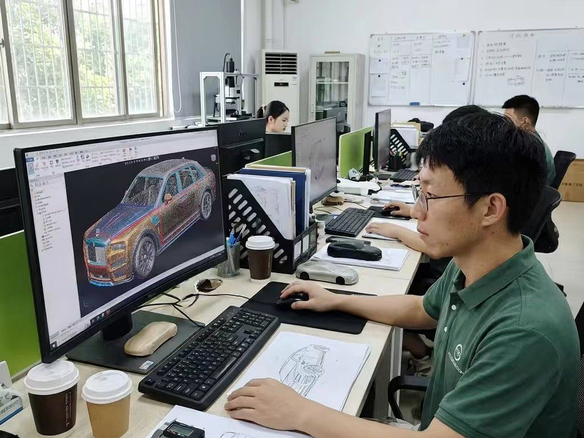 GZBOCH R&D team working with 3D vehicle scan data